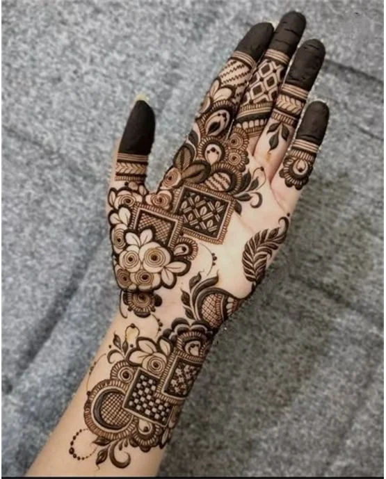 Sketch And Scallop Luxurious Front Hand Mehndi Design Art